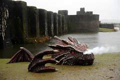 drago emergente dal lago di Caerphilly