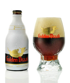 bottiglia e bicchiere della birra Gulden Draak