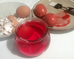 Colorare le uova coi bambini