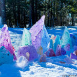 Giardino di cristalli di ghiaccio colorati