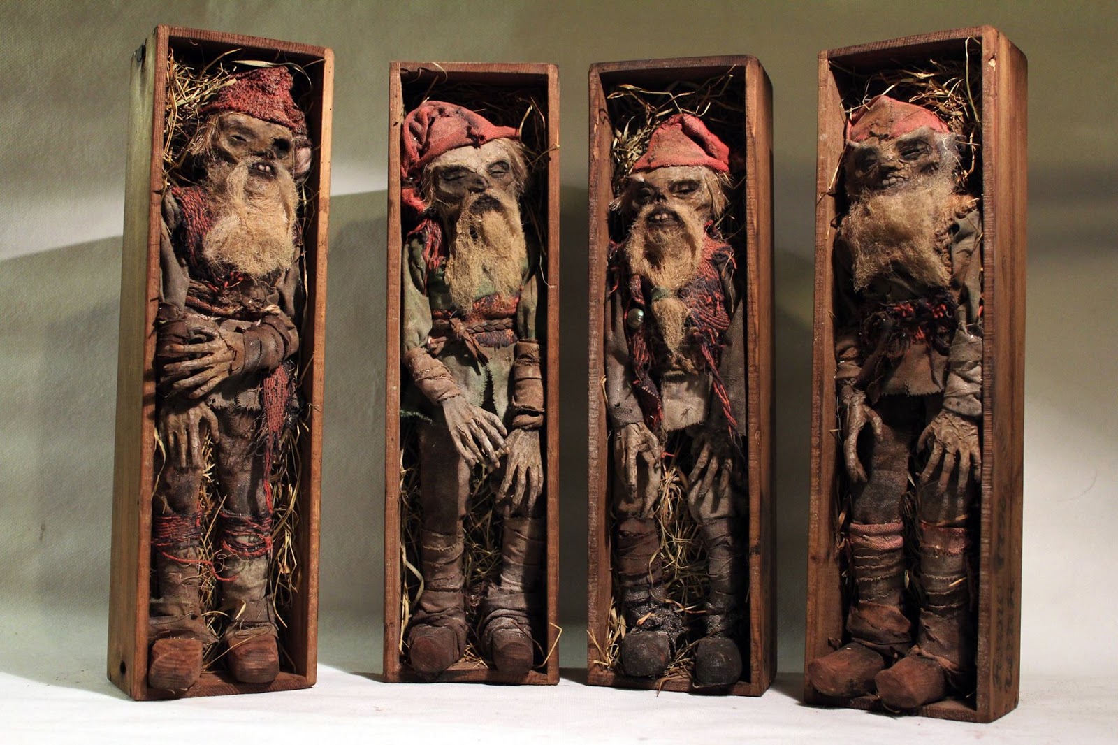 Spariti i 4 gnomi mummificati