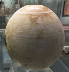 Uova di struzzo decorate dalla preistoria