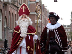 Gli Zwarte Piet puniscono i bambini cattivi
